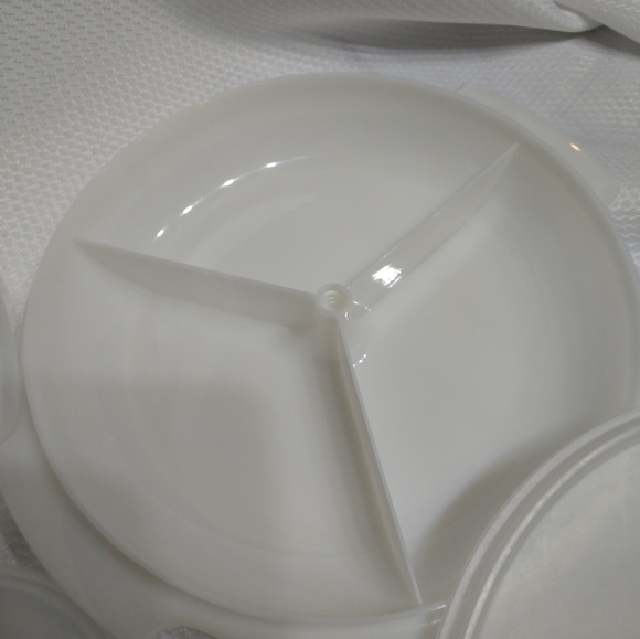 Vintage Tupperware set, hosting a party this season? This Jell-O mold/divided pl - Picture 8 of 9